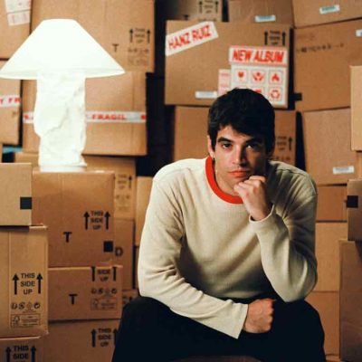 Hanz Ruiz posando para la promoción de su álbum debut FRÁGIL