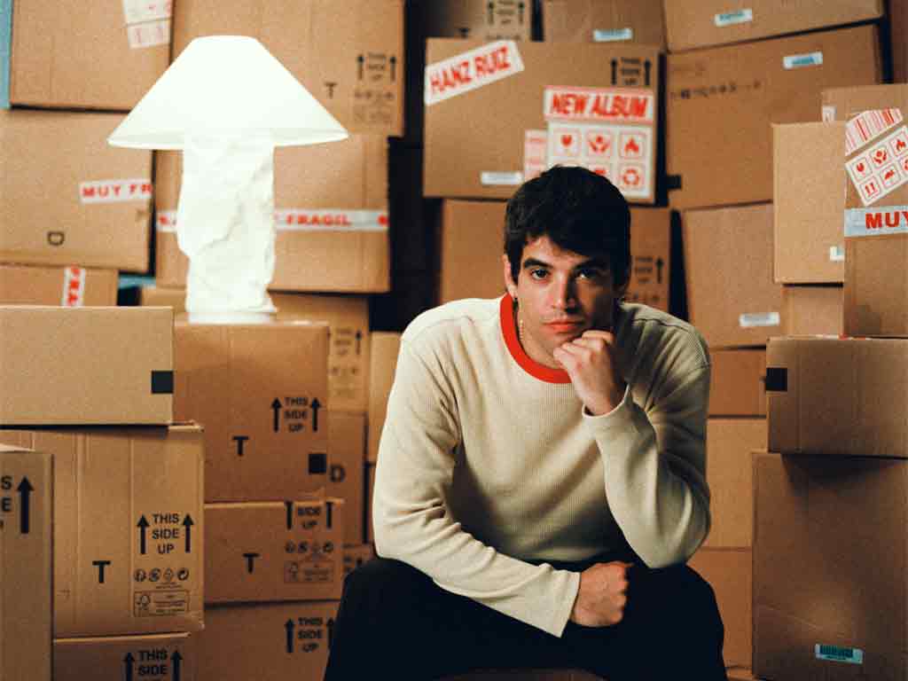 Hanz Ruiz posando para la promoción de su álbum debut FRÁGIL
