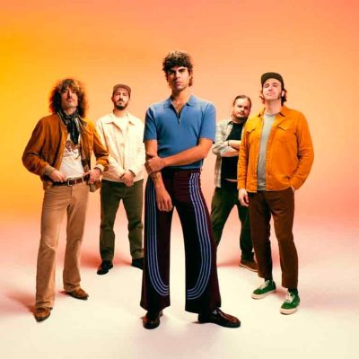 Nacho Sarria y su banda posando para la promoción de su tercer álbum Mi Plan y su gira 2027